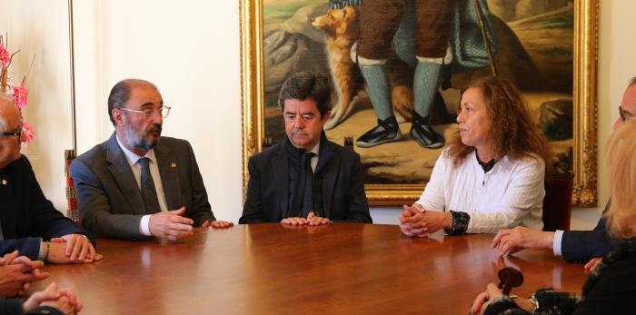 Acto de entrega a la ciudad de Huesca de la escultura en honor a Carlos Saura