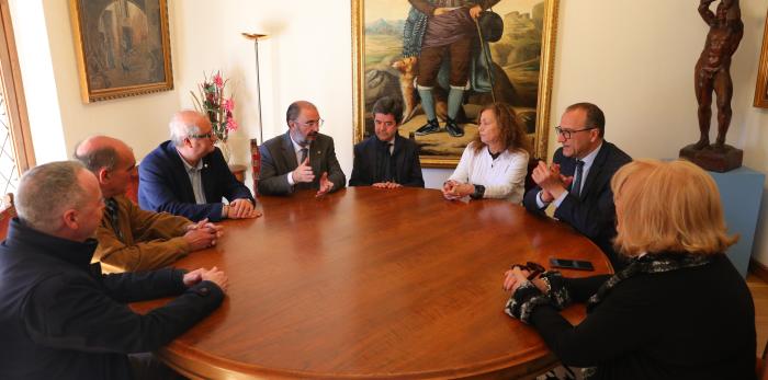 Acto de entrega a la ciudad de Huesca de la escultura en honor a Carlos Saura