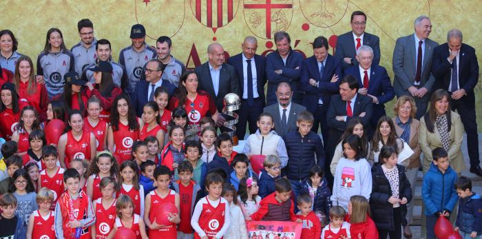 El Presidente de Aragón recibe a las campeonas de la Copa Reina