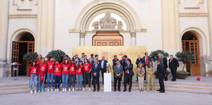 El Presidente de Aragón recibe a las campeonas de la Copa Reina