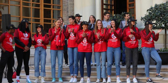 El Presidente de Aragón recibe a las campeonas de la Copa Reina