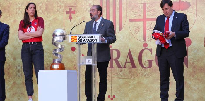 El Presidente de Aragón recibe a las campeonas de la Copa Reina