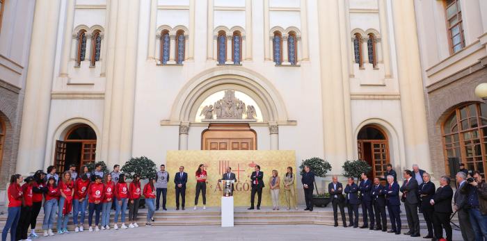 El Presidente de Aragón recibe a las campeonas de la Copa Reina