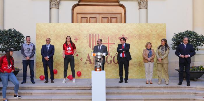 El Presidente de Aragón recibe a las campeonas de la Copa Reina