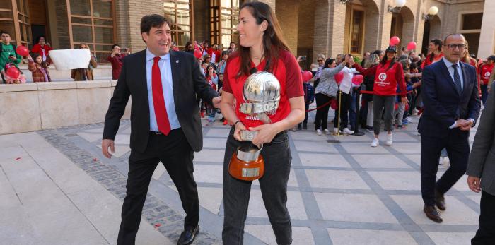 El Presidente de Aragón recibe a las campeonas de la Copa Reina