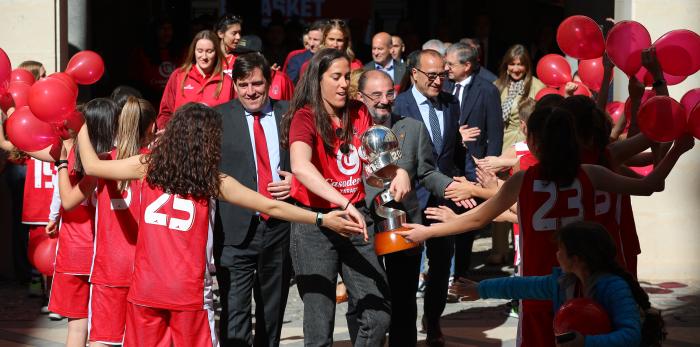 El Presidente de Aragón recibe a las campeonas de la Copa Reina