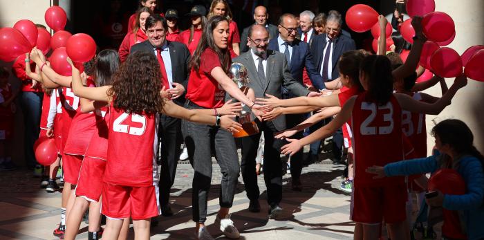 El Presidente de Aragón recibe a las campeonas de la Copa Reina