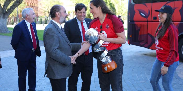 El Presidente de Aragón recibe a las campeonas de la Copa Reina