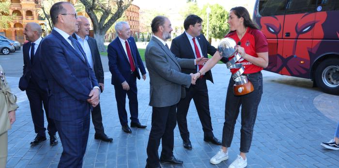 El Presidente de Aragón recibe a las campeonas de la Copa Reina