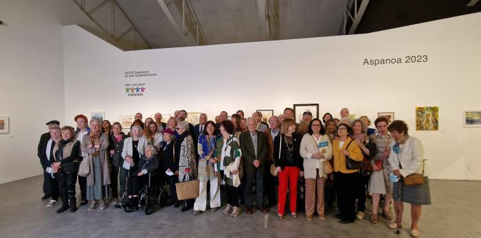 Artistas participantes en la exposición y asistentes a la presentación