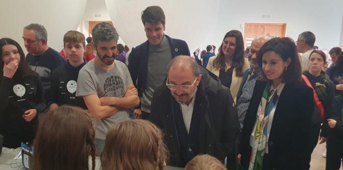 El presidente Javier Lambán ha participado en el lanzamiento de uno de los dos globos sonda lanzados hoy desde Ejea de los Caballeros