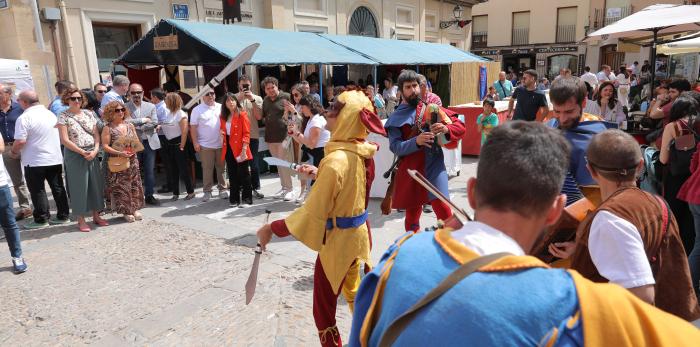Lambán visita el mercado medieval de Alcañiz