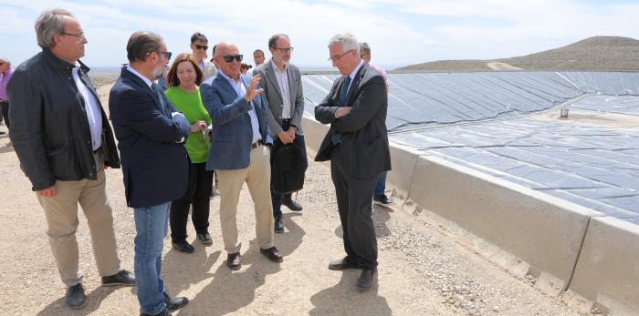 Lambán visita a la planta fotovoltaica y los regadíos de Fuentes de Ebro