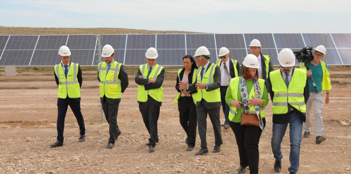 Lambán visita a la planta fotovoltaica y los regadíos de Fuentes de Ebro