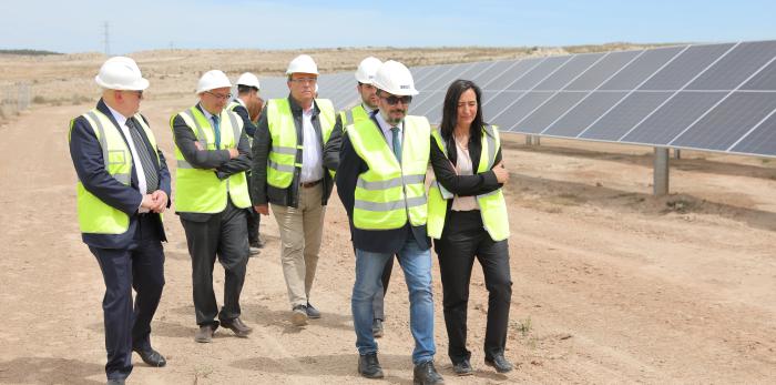 Lambán visita a la planta fotovoltaica y los regadíos de Fuentes de Ebro