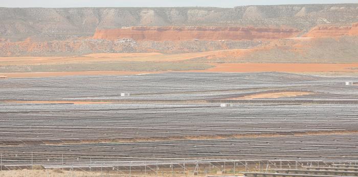 Lambán visita a la planta fotovoltaica y los regadíos de Fuentes de Ebro