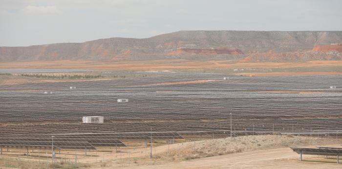 Lambán visita a la planta fotovoltaica y los regadíos de Fuentes de Ebro