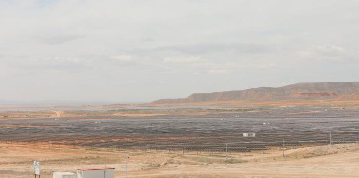 Lambán visita a la planta fotovoltaica y los regadíos de Fuentes de Ebro