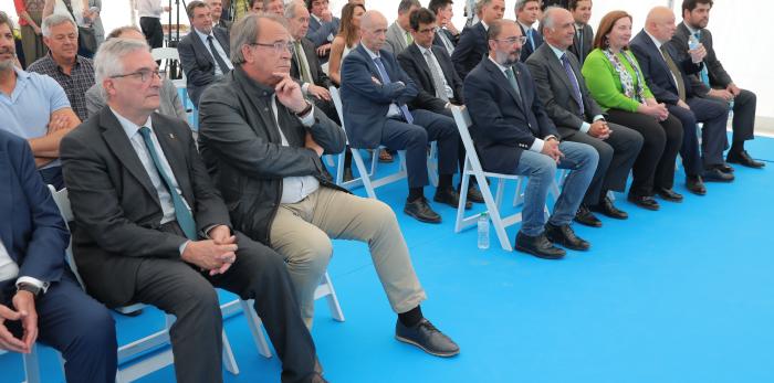 Lambán visita a la planta fotovoltaica y los regadíos de Fuentes de Ebro