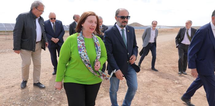 Lambán visita a la planta fotovoltaica y los regadíos de Fuentes de Ebro