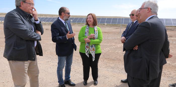 Lambán visita a la planta fotovoltaica y los regadíos de Fuentes de Ebro