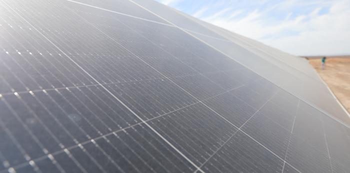 Lambán visita a la planta fotovoltaica y los regadíos de Fuentes de Ebro