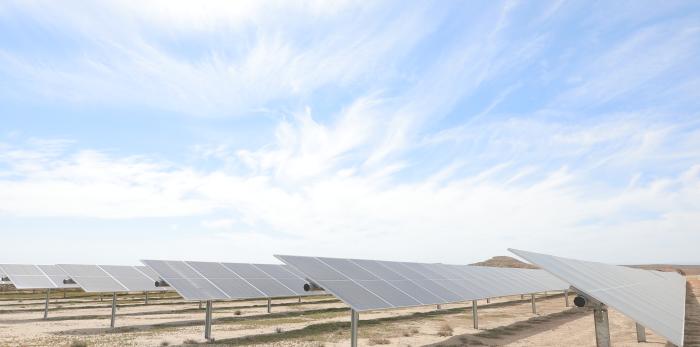 Lambán visita a la planta fotovoltaica y los regadíos de Fuentes de Ebro