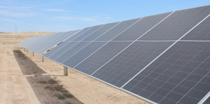 Lambán visita a la planta fotovoltaica y los regadíos de Fuentes de Ebro