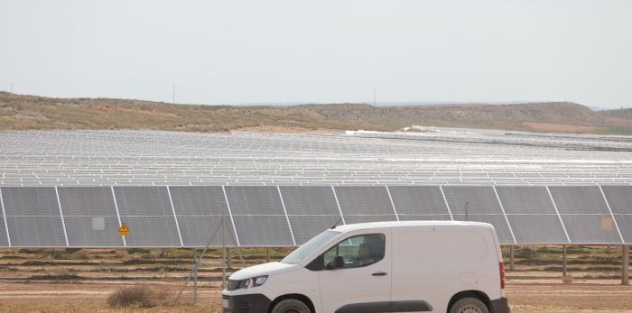 Lambán visita a la planta fotovoltaica y los regadíos de Fuentes de Ebro