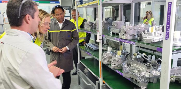 Visita de la consejera Marta Gastón a la planta de Linamar en Zaragoza