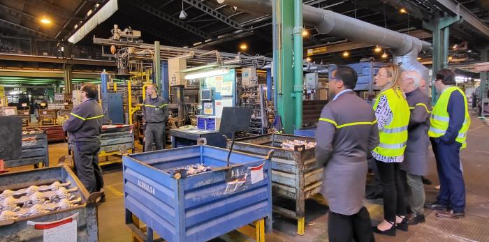 Visita de la consejera Marta Gastón a la planta de Linamar en Zaragoza