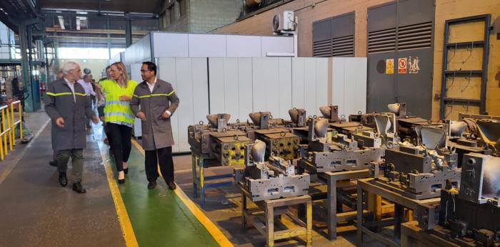 Visita de la consejera Marta Gastón a la planta de Linamar en Zaragoza
