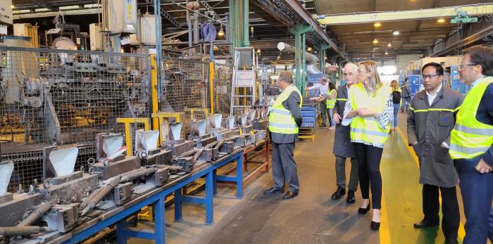 Visita de la consejera Marta Gastón a la planta de Linamar en Zaragoza