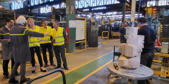 Visita de la consejera Marta Gastón a la planta de Linamar en Zaragoza