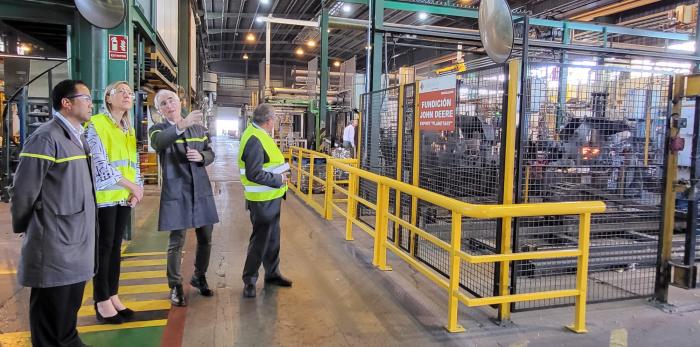 Visita de la consejera Marta Gastón a la planta de Linamar en Zaragoza