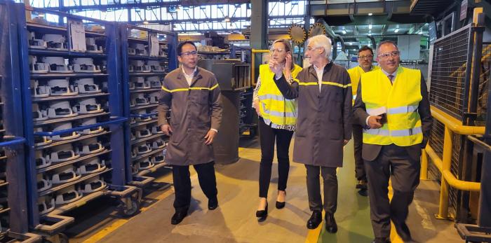 Visita de la consejera Marta Gastón a la planta de Linamar en Zaragoza