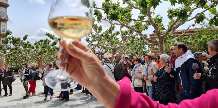 Los vecinos de Cariñena han participado en el brindis colectivo del Día del Vino.