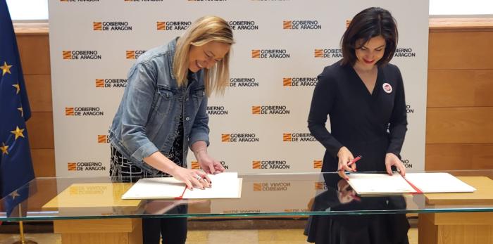 Marta Gastón y Silvia Plaza firman el convenio para la IX edición de MentorizAJE