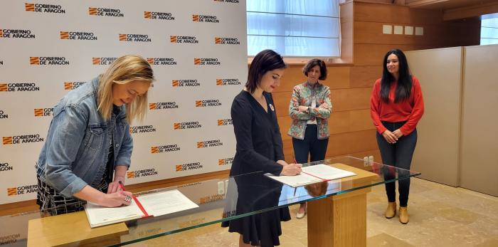 Marta Gastón y Silvia Plaza firman el convenio para la IX edición de MentorizAJE