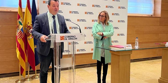 La consejera Mayte Pérez y el presidente de la FAMCP, Luis Zubieta, en la firma de los dos convenios