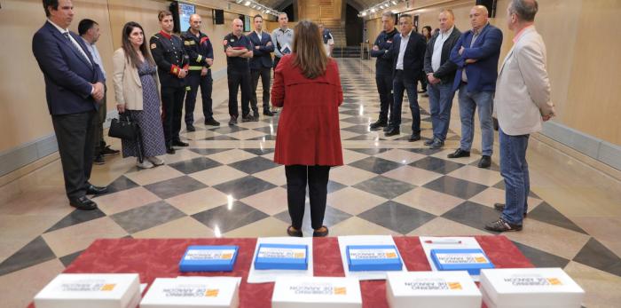 Carmen Sánchez, en la entrega de acreditaciones a los bomberos de Aragón