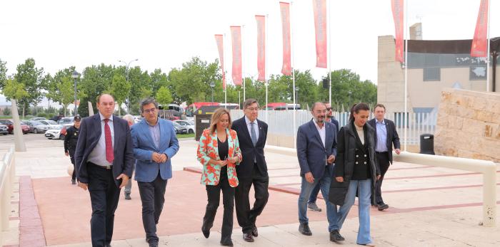 Lambán visita a la ampliación de Dinópolis
