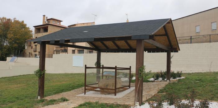 Instalación museográfica con icnitas ornitópodas en Camarillas.