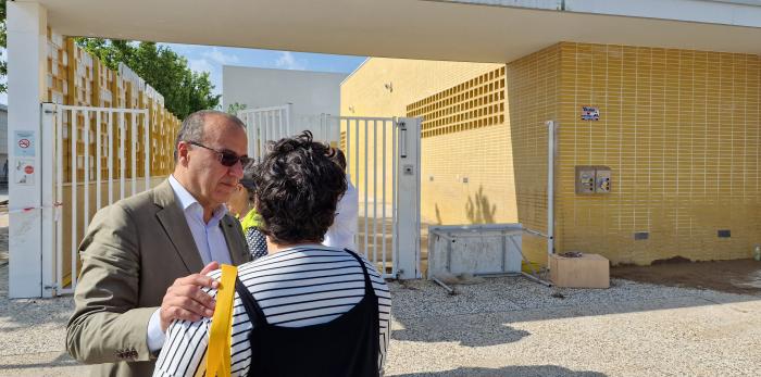 El consejero de Educación, Felipe Faci, ha visitado el CEIP María Zambrano para conocer los daños sufridos por la tormenta de ayer