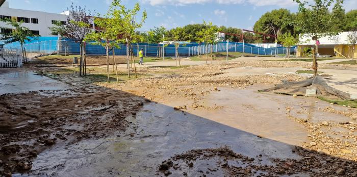 El consejero de Educación, Felipe Faci, ha visitado el CEIP María Zambrano para conocer los daños sufridos por la tormenta de ayer