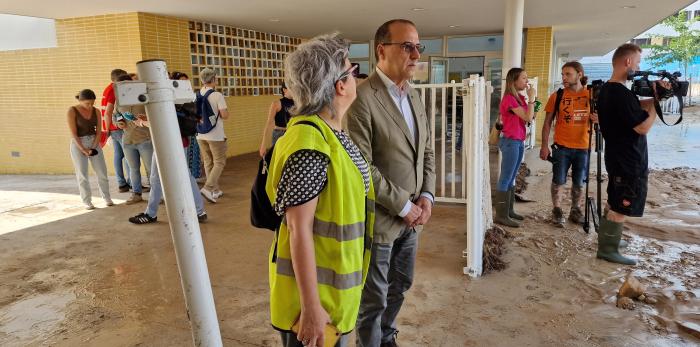 El consejero de Educación, Felipe Faci, ha visitado el CEIP María Zambrano para conocer los daños sufridos por la tormenta de ayer