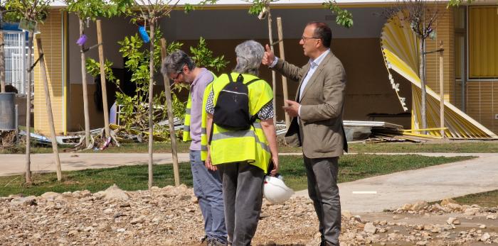 El consejero de Educación, Felipe Faci, ha visitado el CEIP María Zambrano para conocer los daños sufridos por la tormenta de ayer