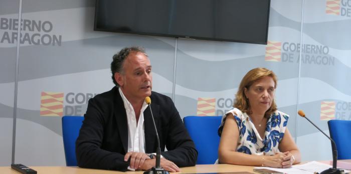 El alcalde de Tarazona, Tono Jaray, y la directora general de Salud Pública, Nuria Gayán.