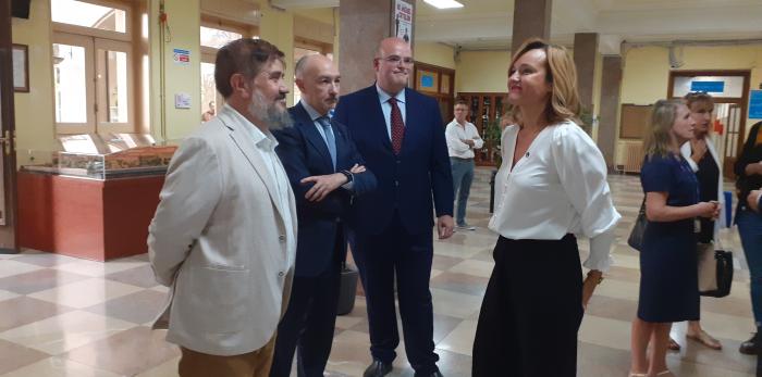 El director general de Personal, Formación e Innovación del Gobierno de Aragón, José María Cabello, junto con la ministra Pilar Alegría.