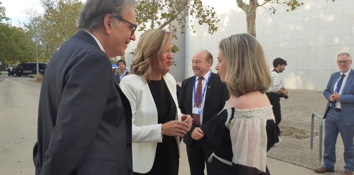 El director general de Personal, Formación e Innovación del Gobierno de Aragón, José María Cabello, junto con la ministra Pilar Alegría.